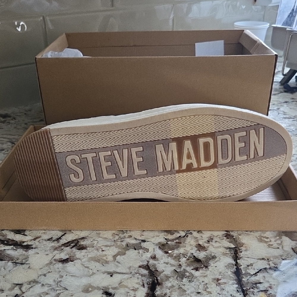 Steve Madden White and Tan Men's Sneakers - Picture 2 of 2